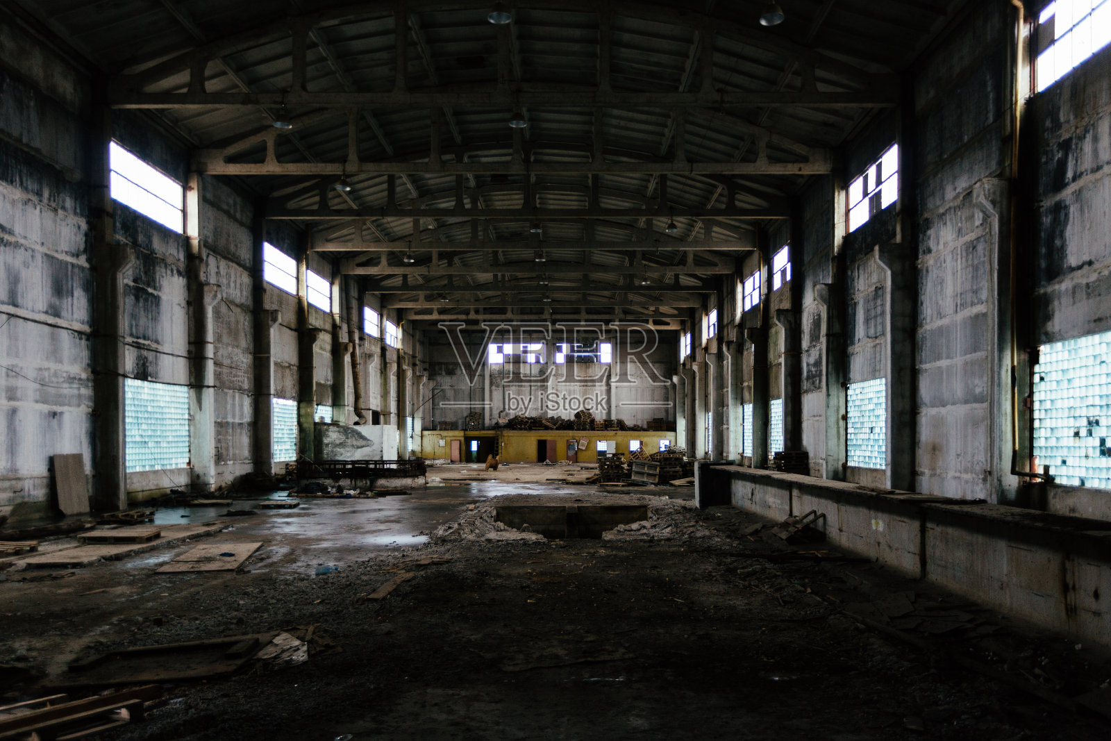 废弃的废弃的大型工业大厅，垃圾等待拆除照片摄影图片