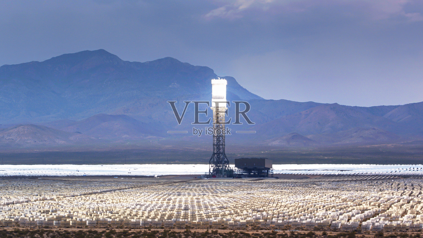 在艾文帕太阳能发电设施的发光塔-天线照片摄影图片