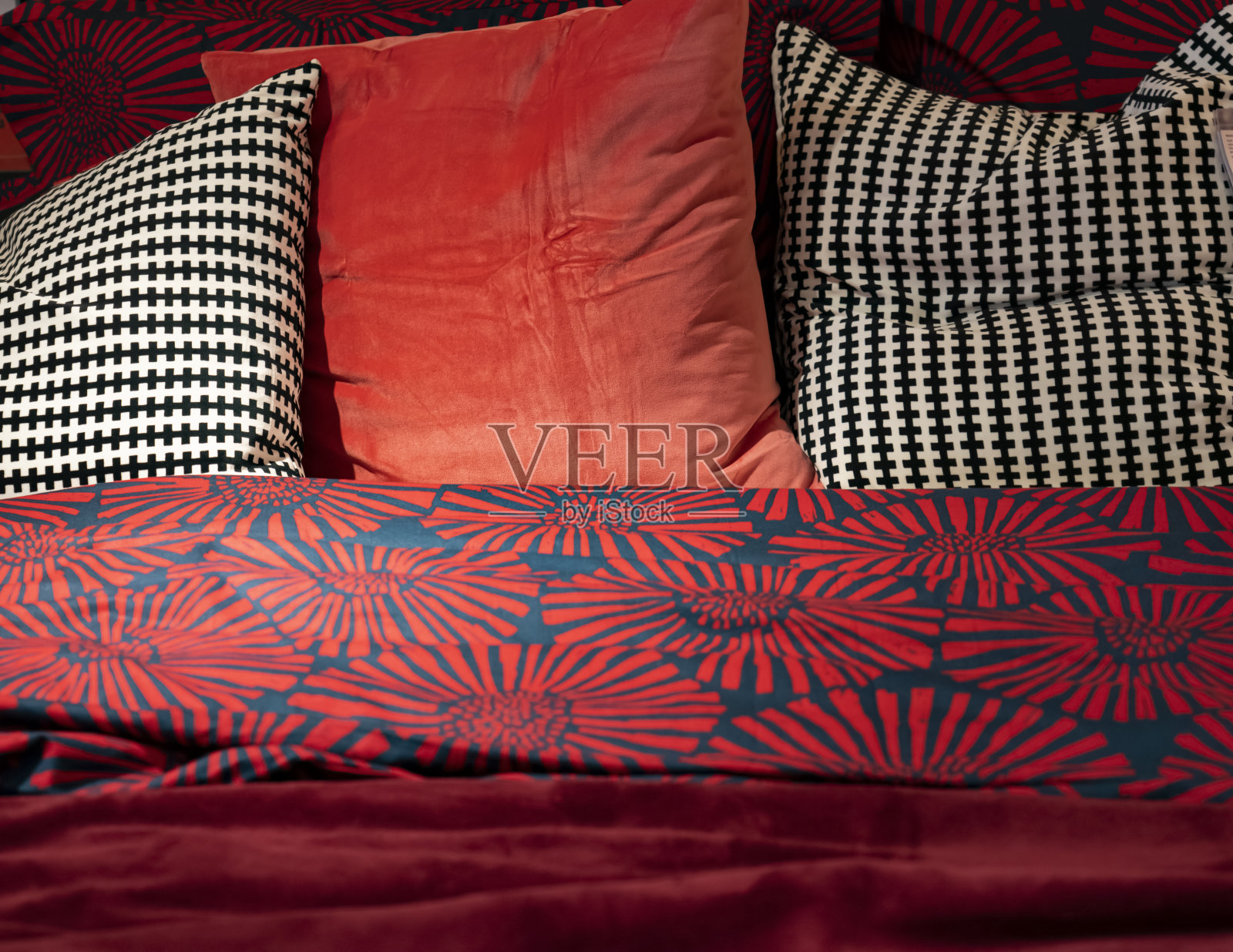 凌乱的床上的概念。红色主题的床单和枕头在晚上睡觉后弄乱。照片摄影图片