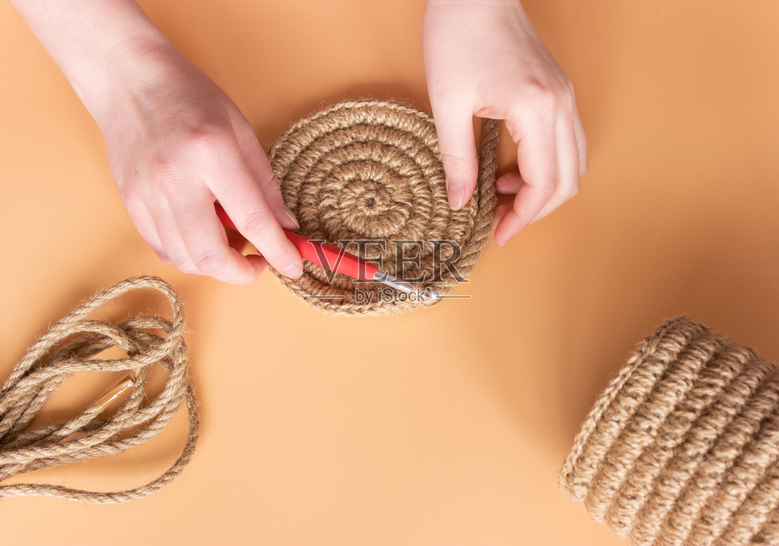 手用钩针织了一块黄麻圆餐巾。爱好,刺绣。照片摄影图片