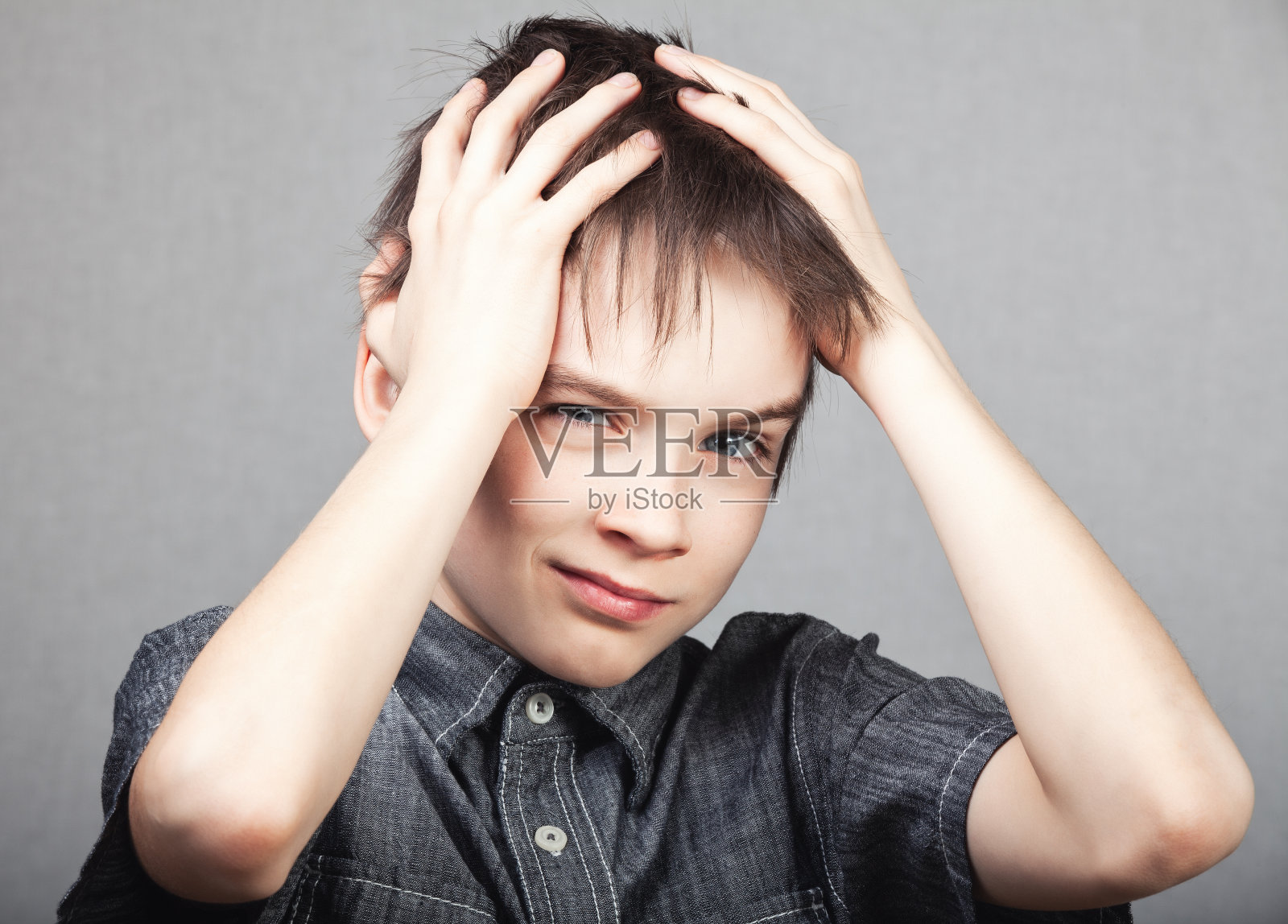 儿童抱着头，头痛难忍照片摄影图片