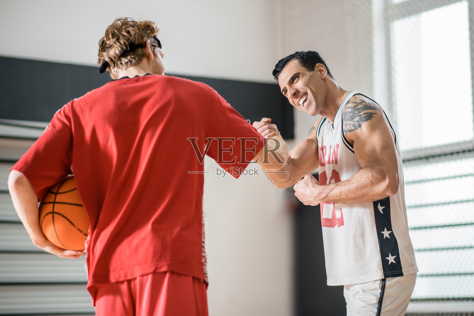 两名篮球运动员在比赛后显得心满意足照片摄影图片