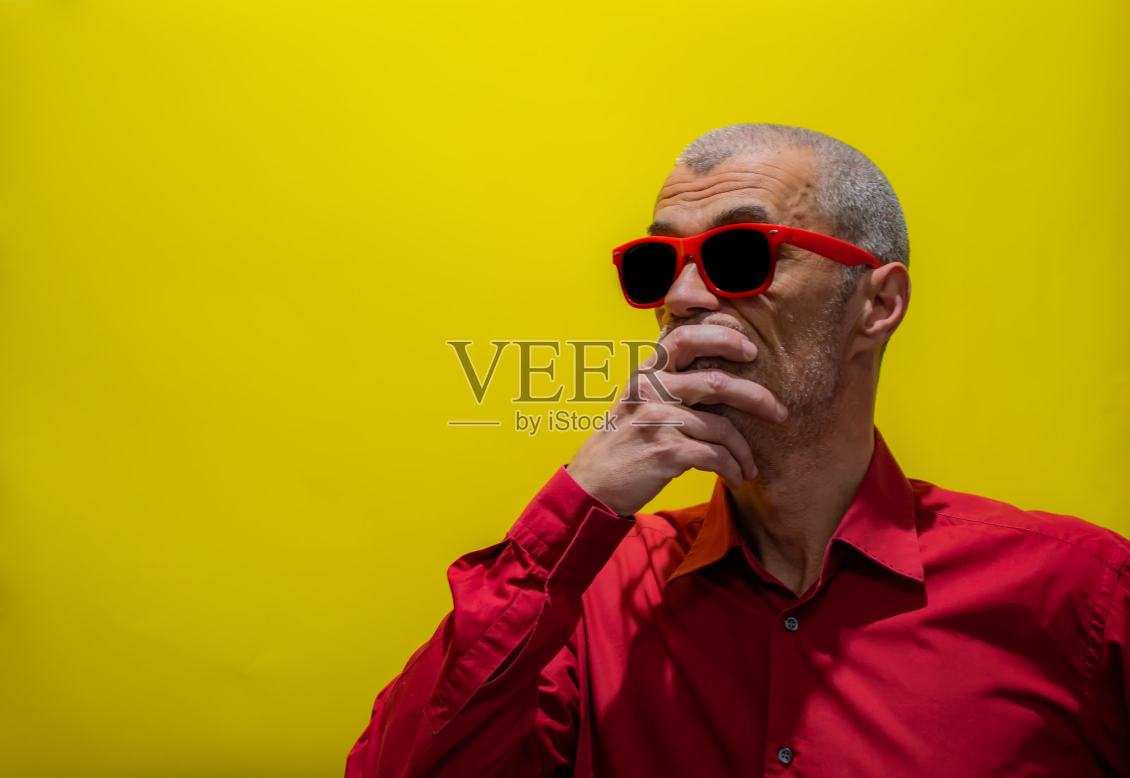 一些稍显疯狂的老年人肖像，以黄色为背景，配上一些鲜艳的颜色。照片摄影图片