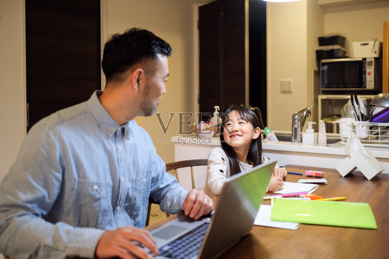 父亲在家陪女儿工作照片摄影图片