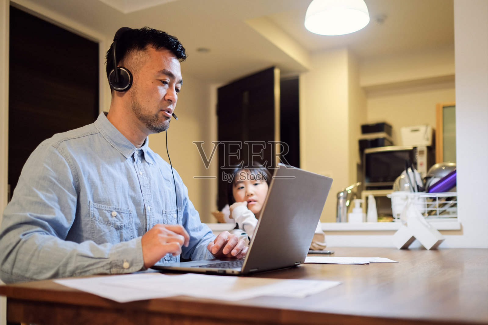 父亲在家陪女儿工作照片摄影图片