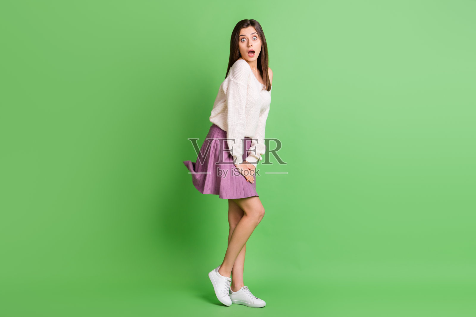 全尺寸的侧面照片年轻的迷人的美丽的震惊惊讶的女孩与开放的嘴孤立在绿色的背景照片摄影图片