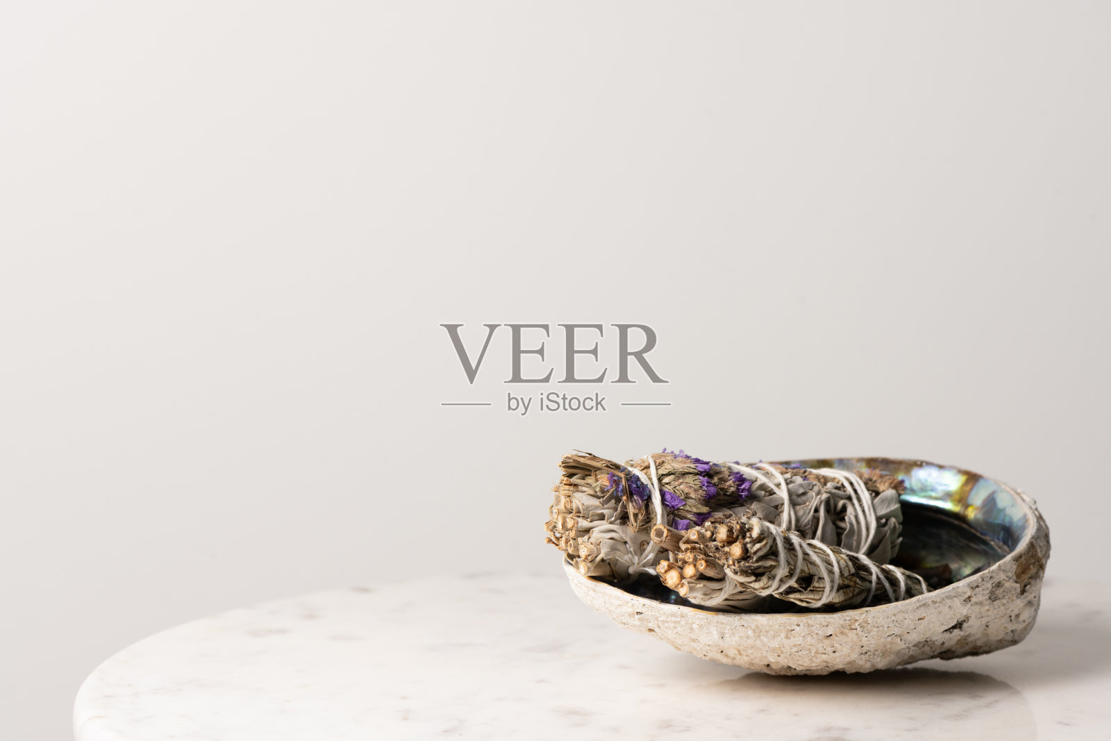 鼠尾草与干花鲍鱼壳捆绑大理石桌面照片摄影图片
