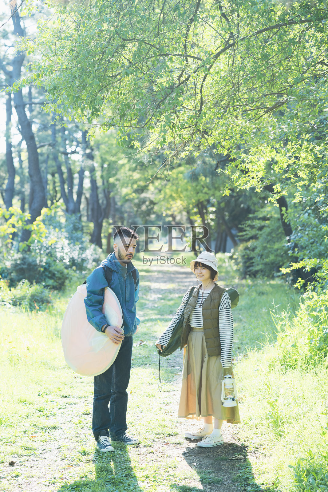 一男一女向营地进发照片摄影图片
