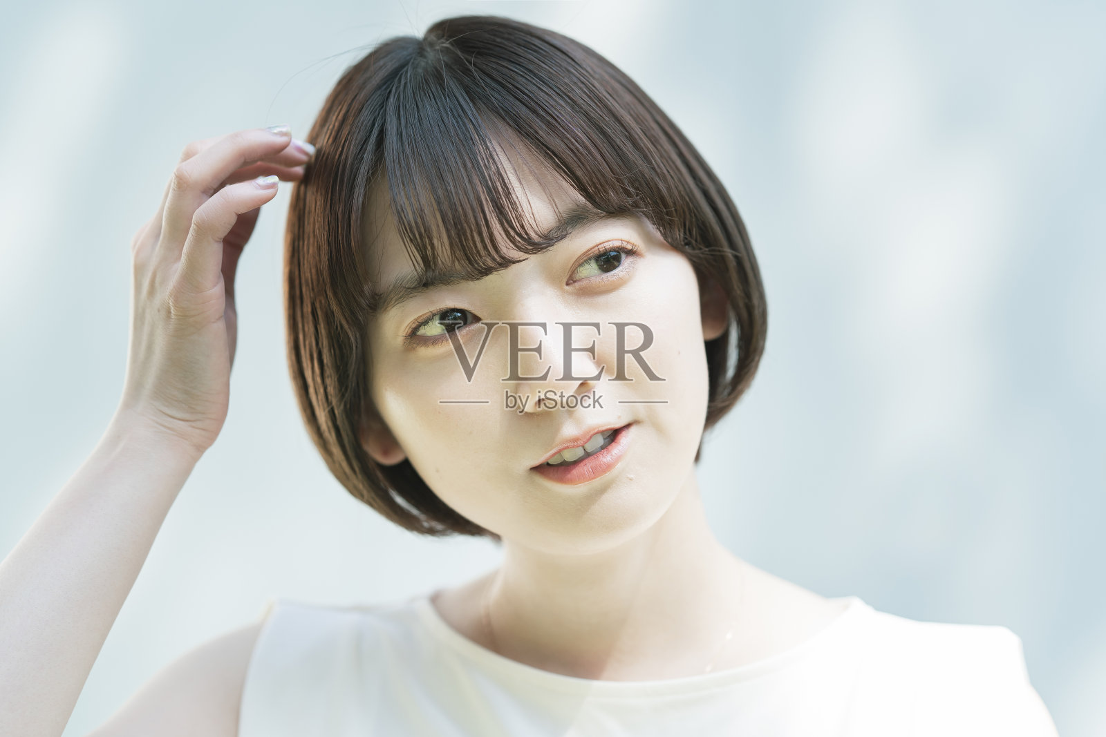 一位正在修剪头发的年轻女子照片摄影图片