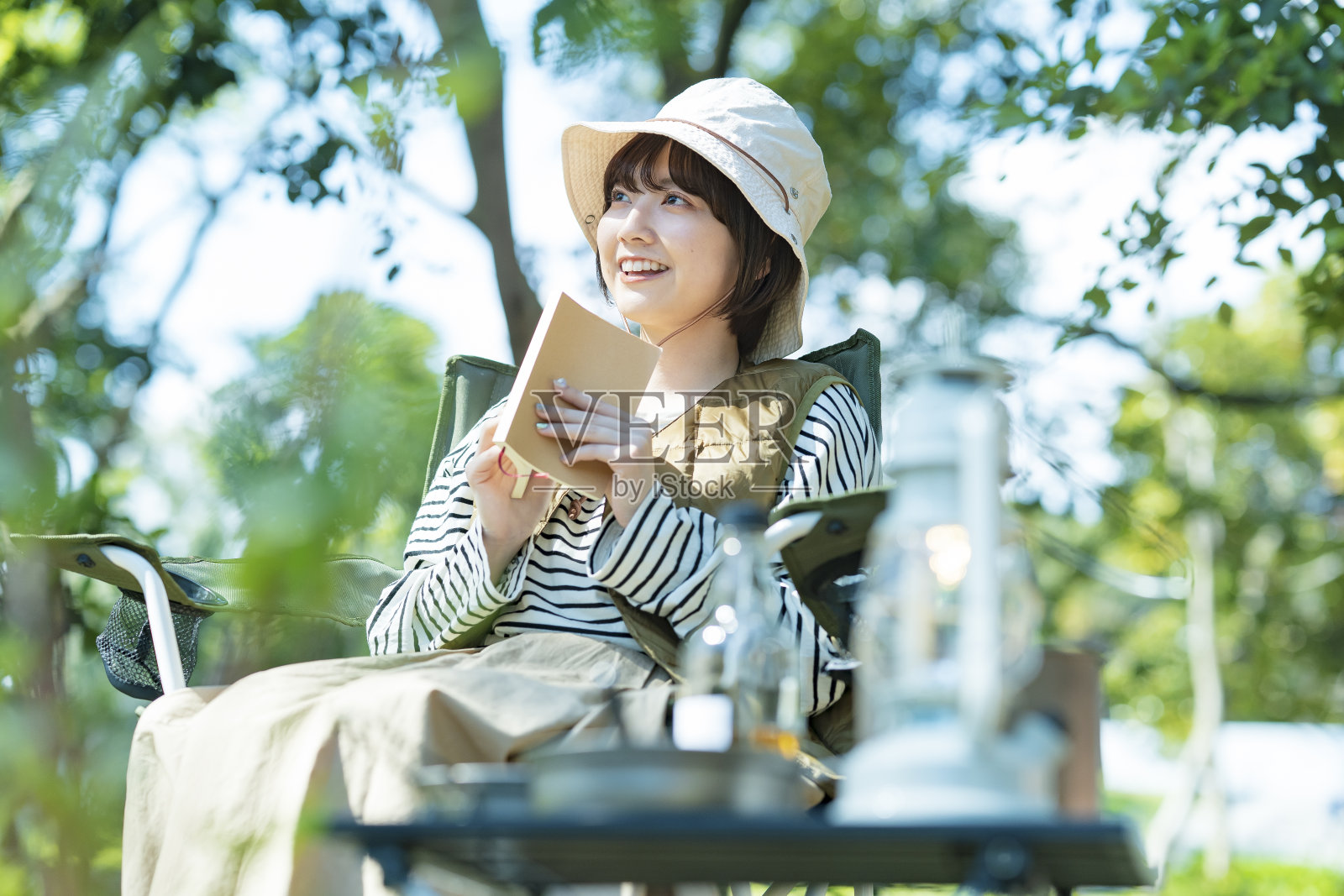 一个年轻女子在户外看书照片摄影图片