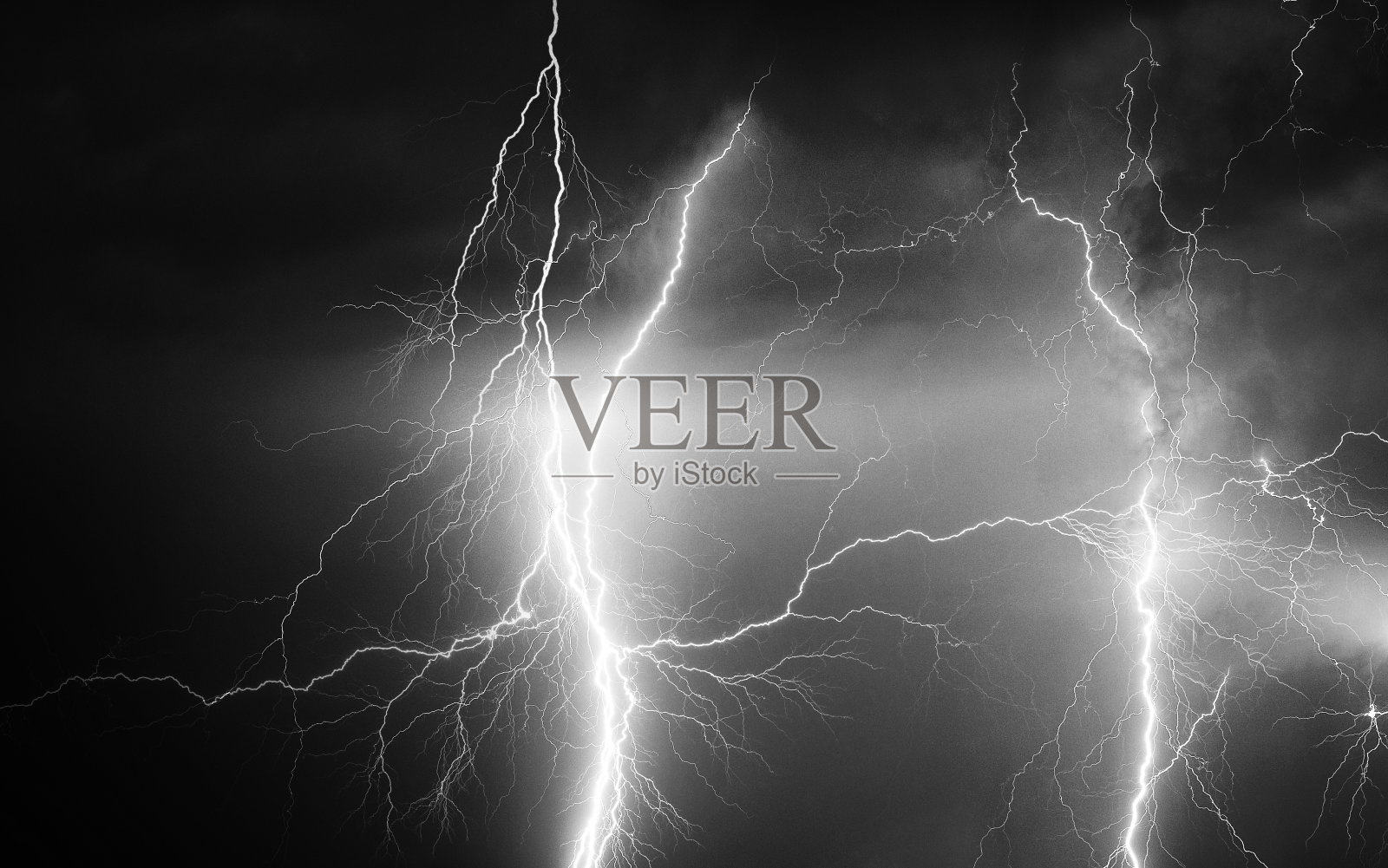 夏夜暴风雨时的闪电照片摄影图片