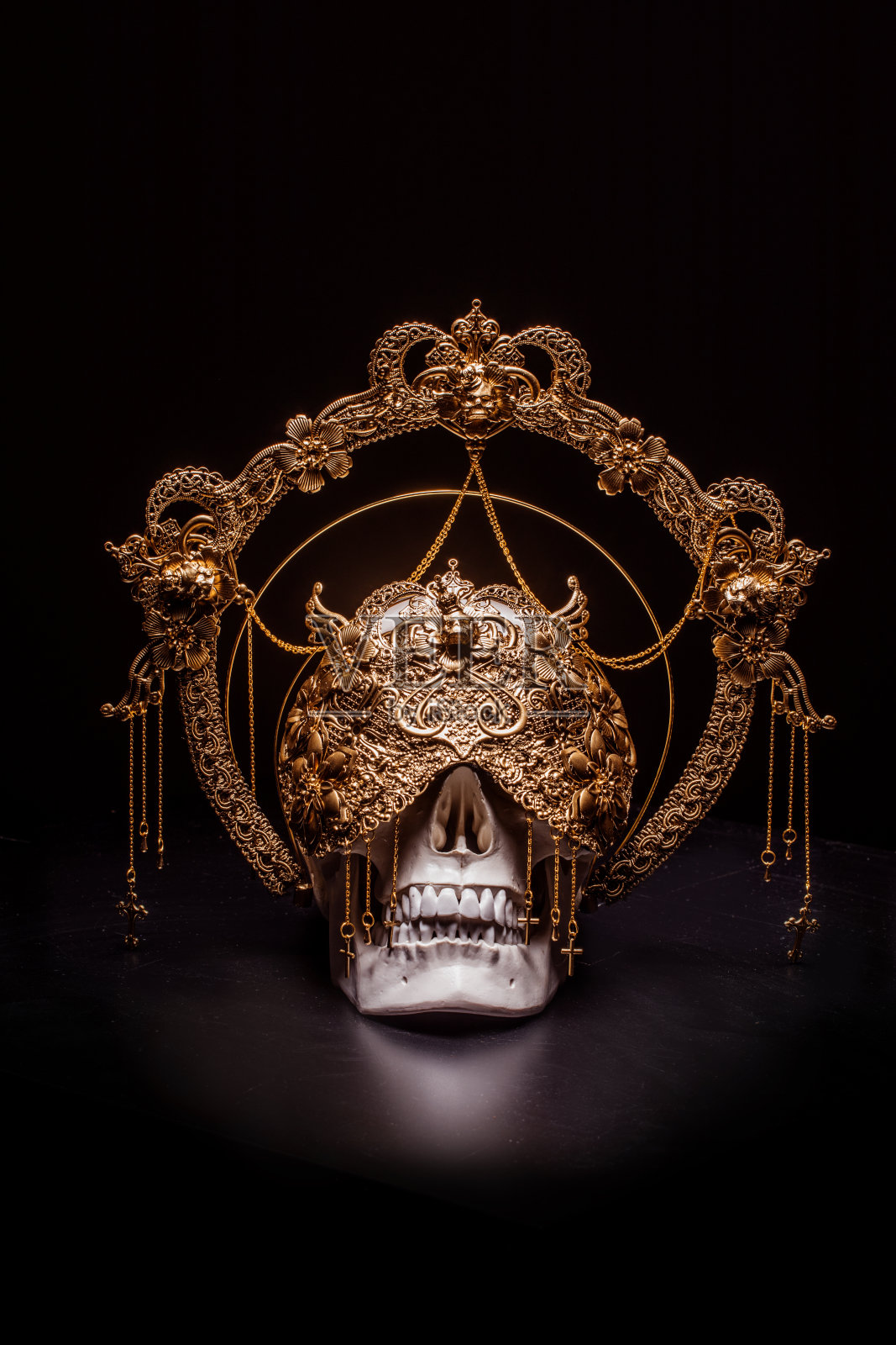 黑色背景上戴着珠宝头饰的骷髅照片摄影图片