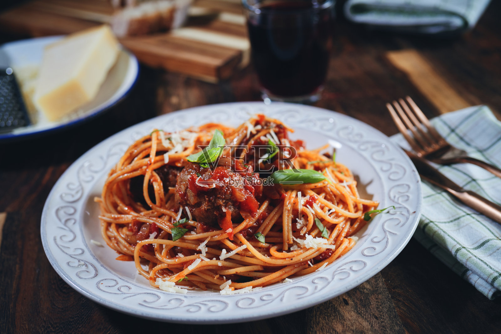 肉丸配意大利面和番茄酱照片摄影图片