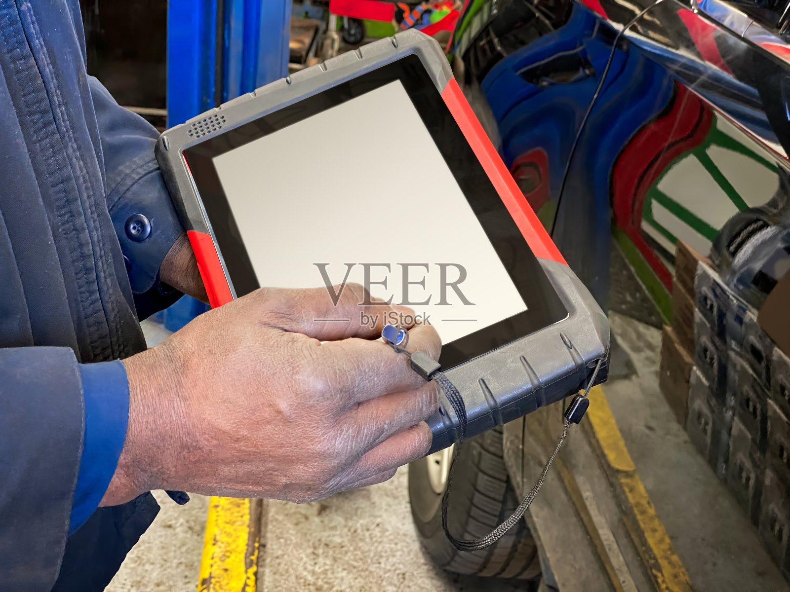 汽车修理工使用汽车诊断工具照片摄影图片