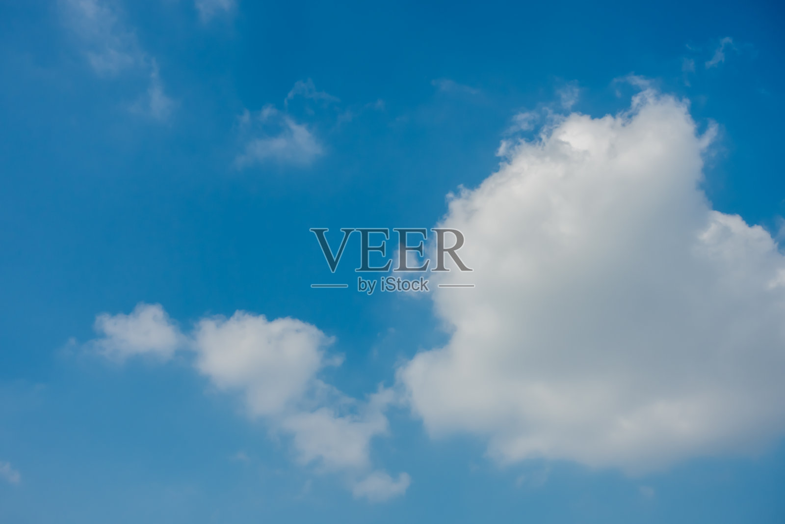 白色的云和明亮的蓝天为背景照片摄影图片