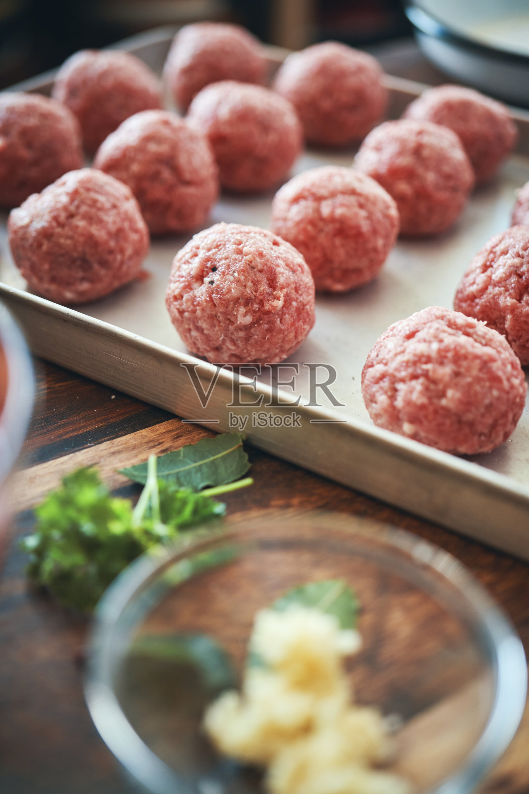 用平底锅准备番茄肉丸照片摄影图片