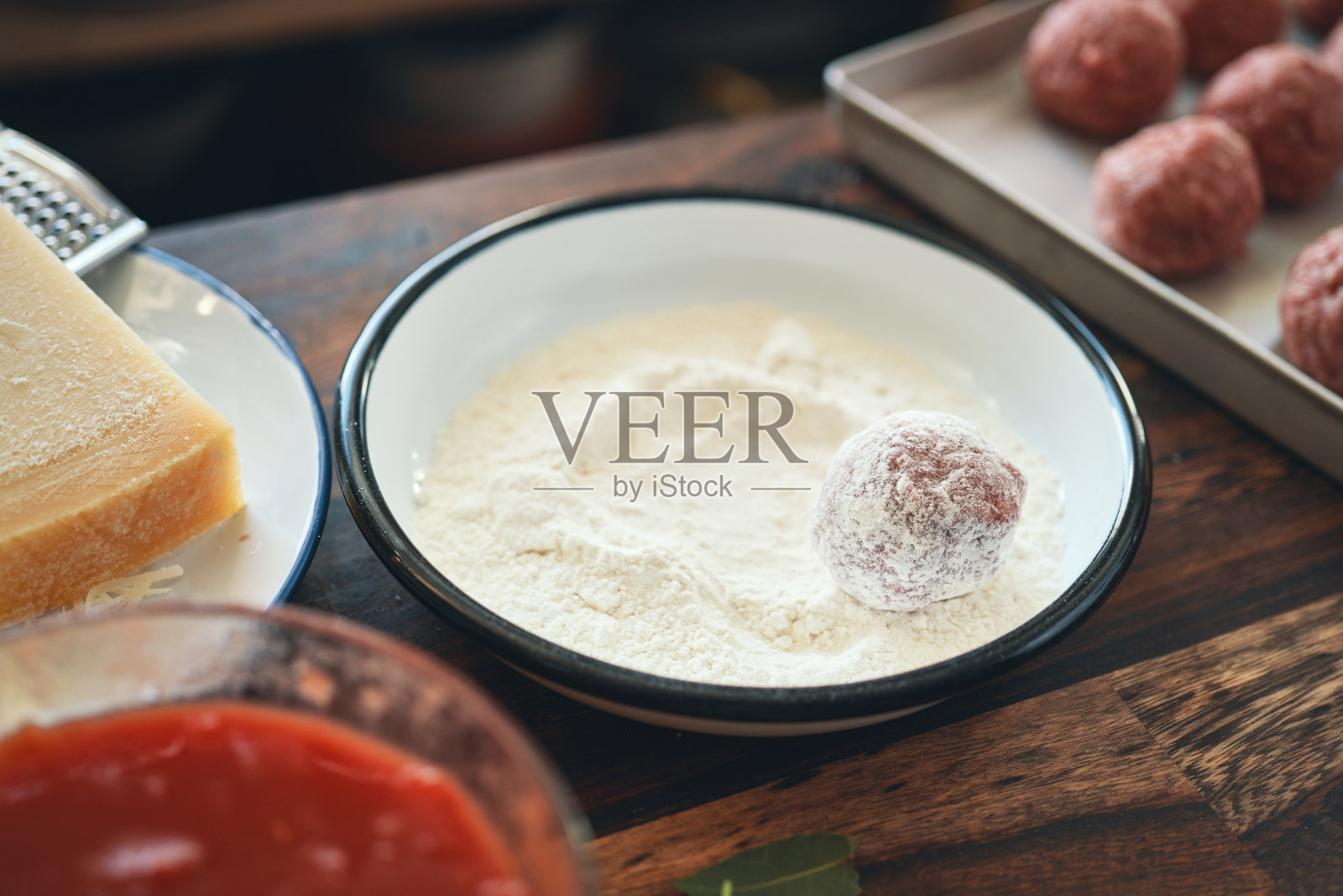 用平底锅准备番茄肉丸照片摄影图片