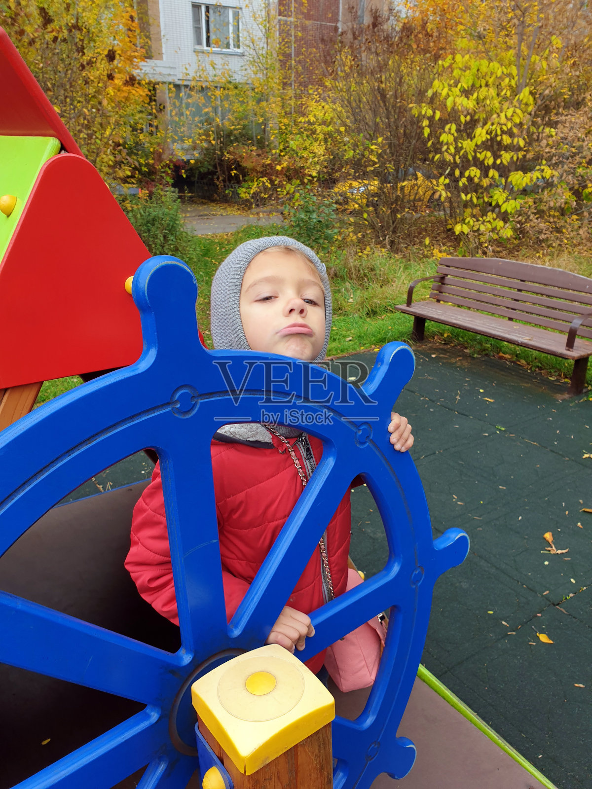 小女孩在户外的操场上扮演船长照片摄影图片