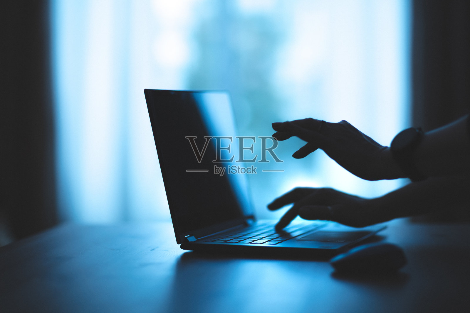 使用电脑和笔记本电脑工作照片摄影图片