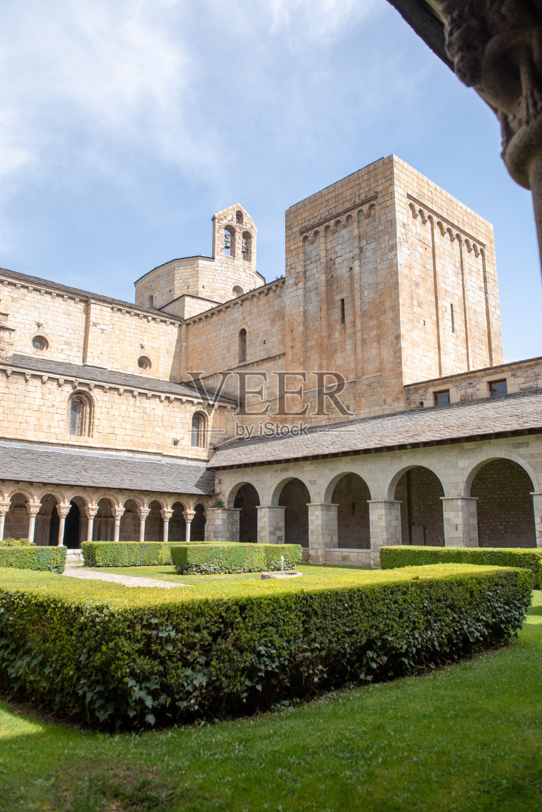 圣玛丽亚德乌盖尔大教堂花园。加泰罗尼亚照片摄影图片