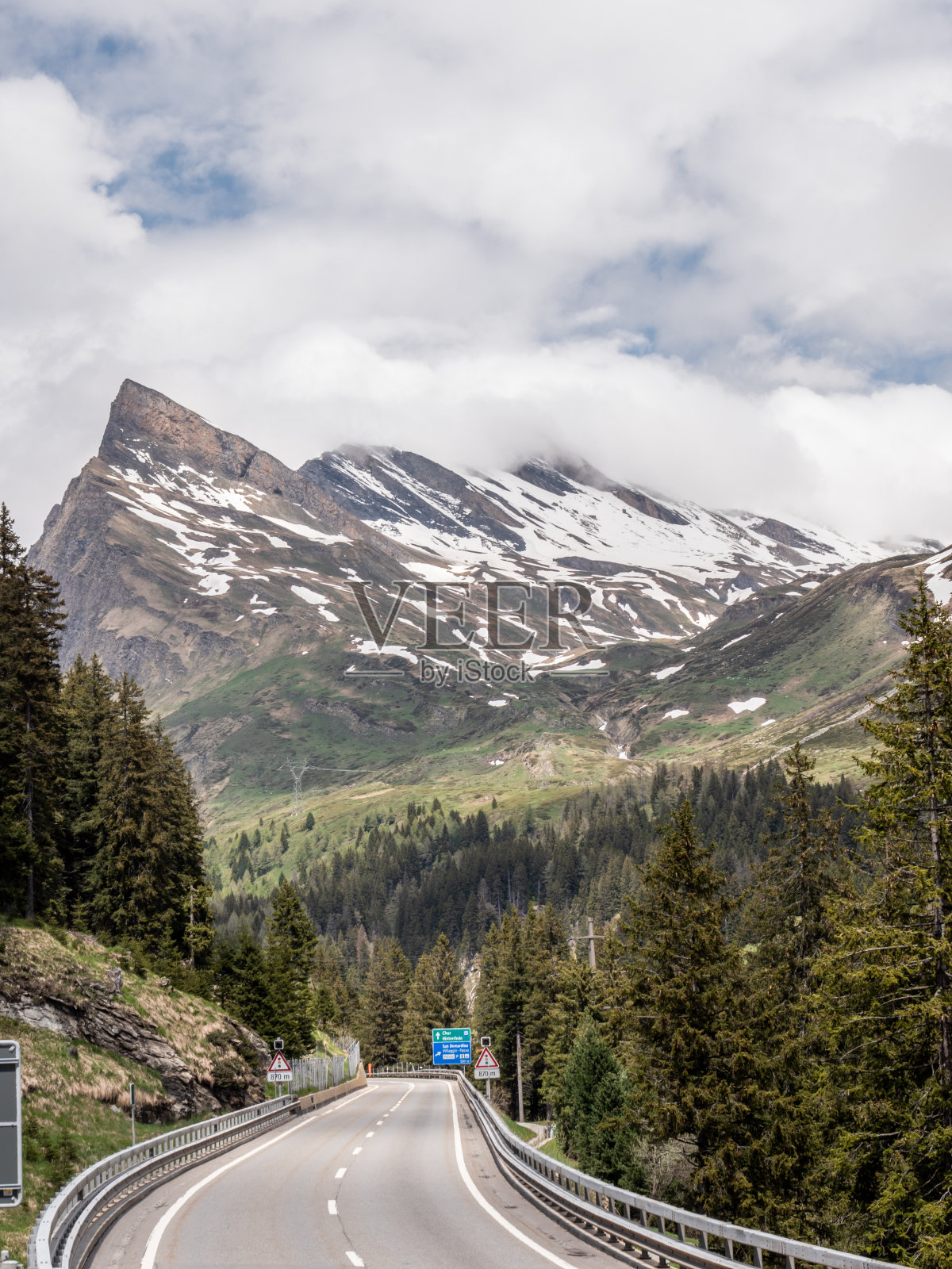 山峰和公路照片摄影图片