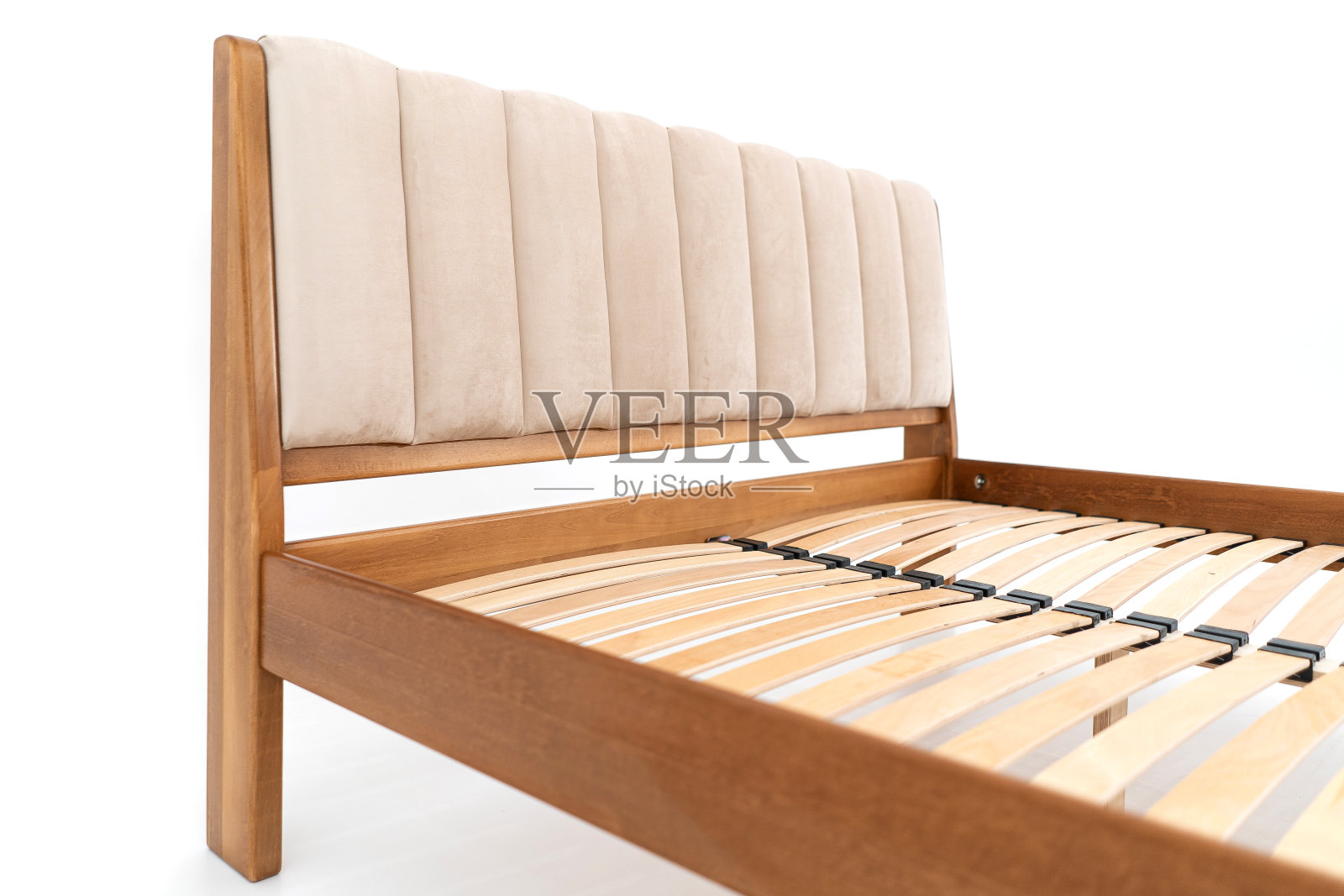 棕色木制双人床没有床垫孤立在白色背景照片摄影图片