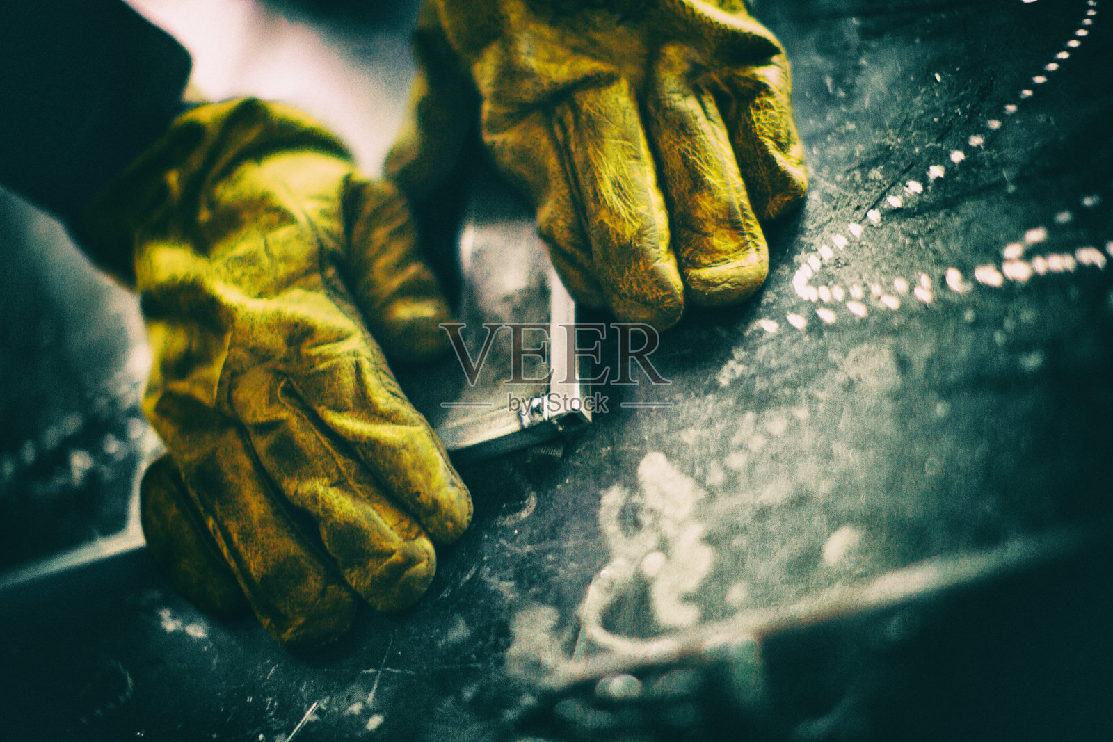 准备焊接用金属。照片摄影图片