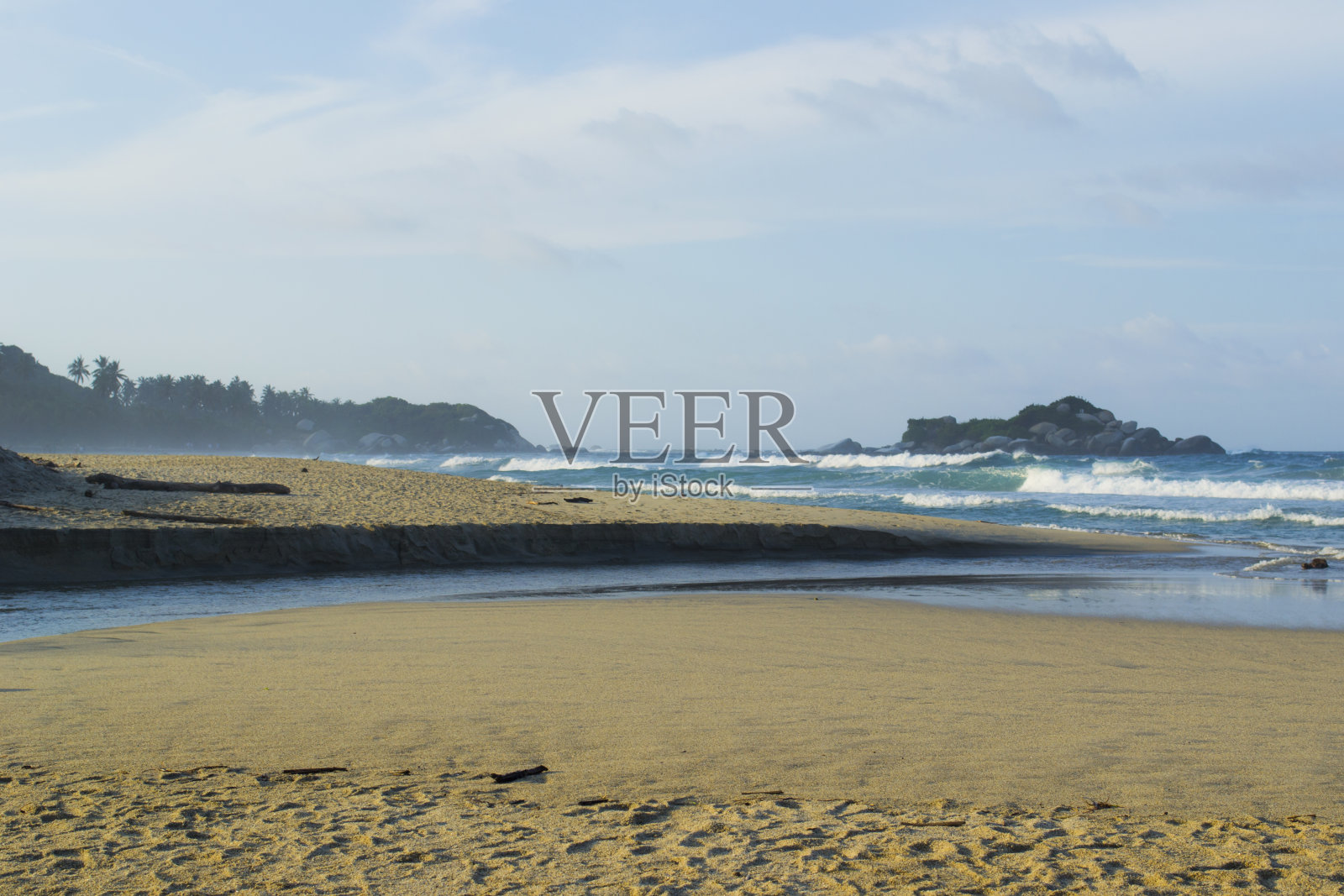 泰罗那国家公园的风景与水晶蓝色的大海和天空。哥伦比亚玛格达莱娜的圣玛尔塔照片摄影图片