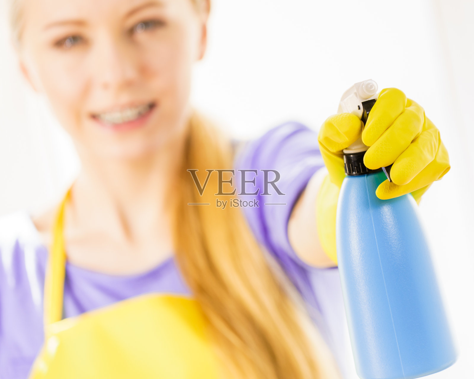 女孩在家里擦窗户照片摄影图片