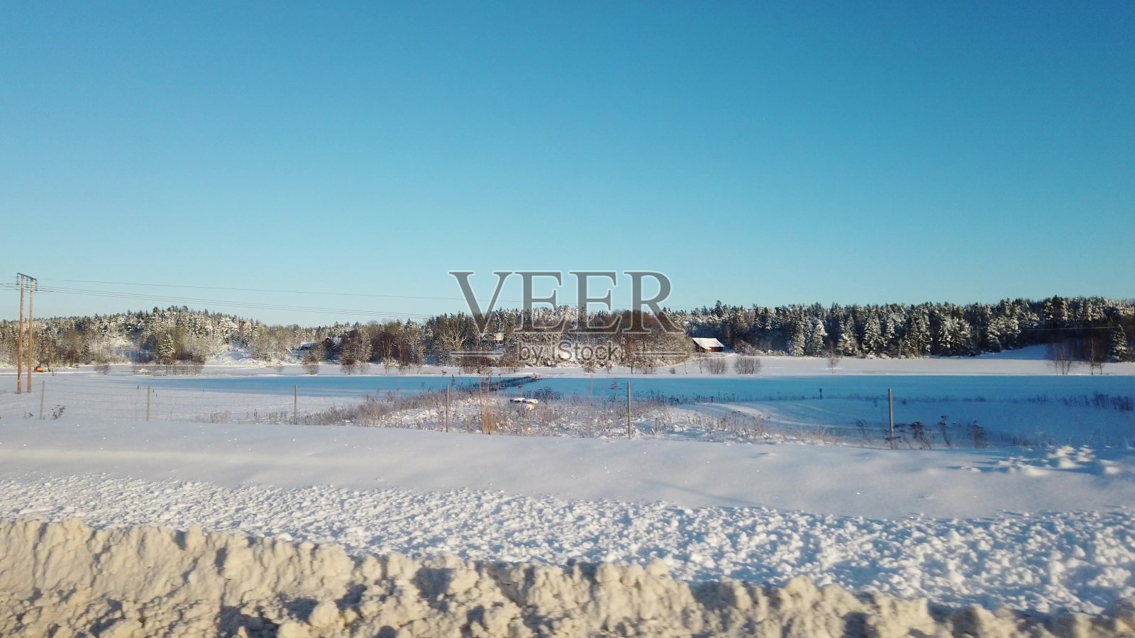 冬日里，从车里看到的斯堪的纳维亚风景照片摄影图片