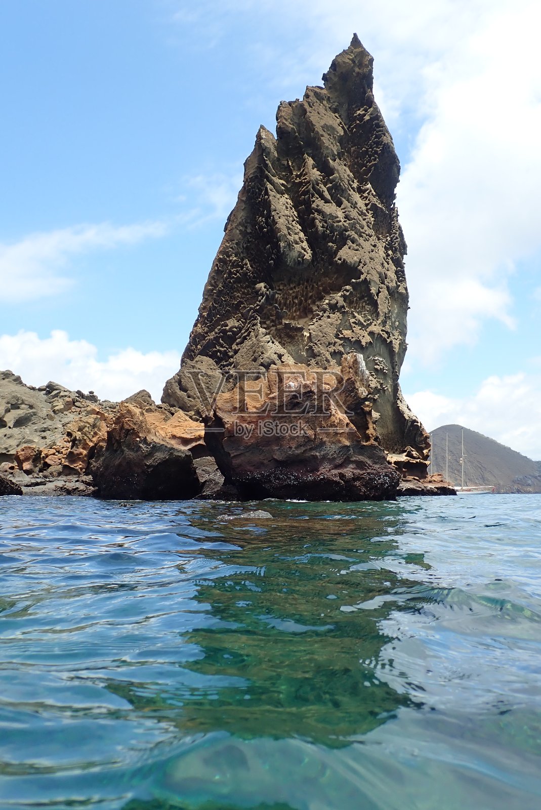 海岸上的大而尖的岩石照片摄影图片