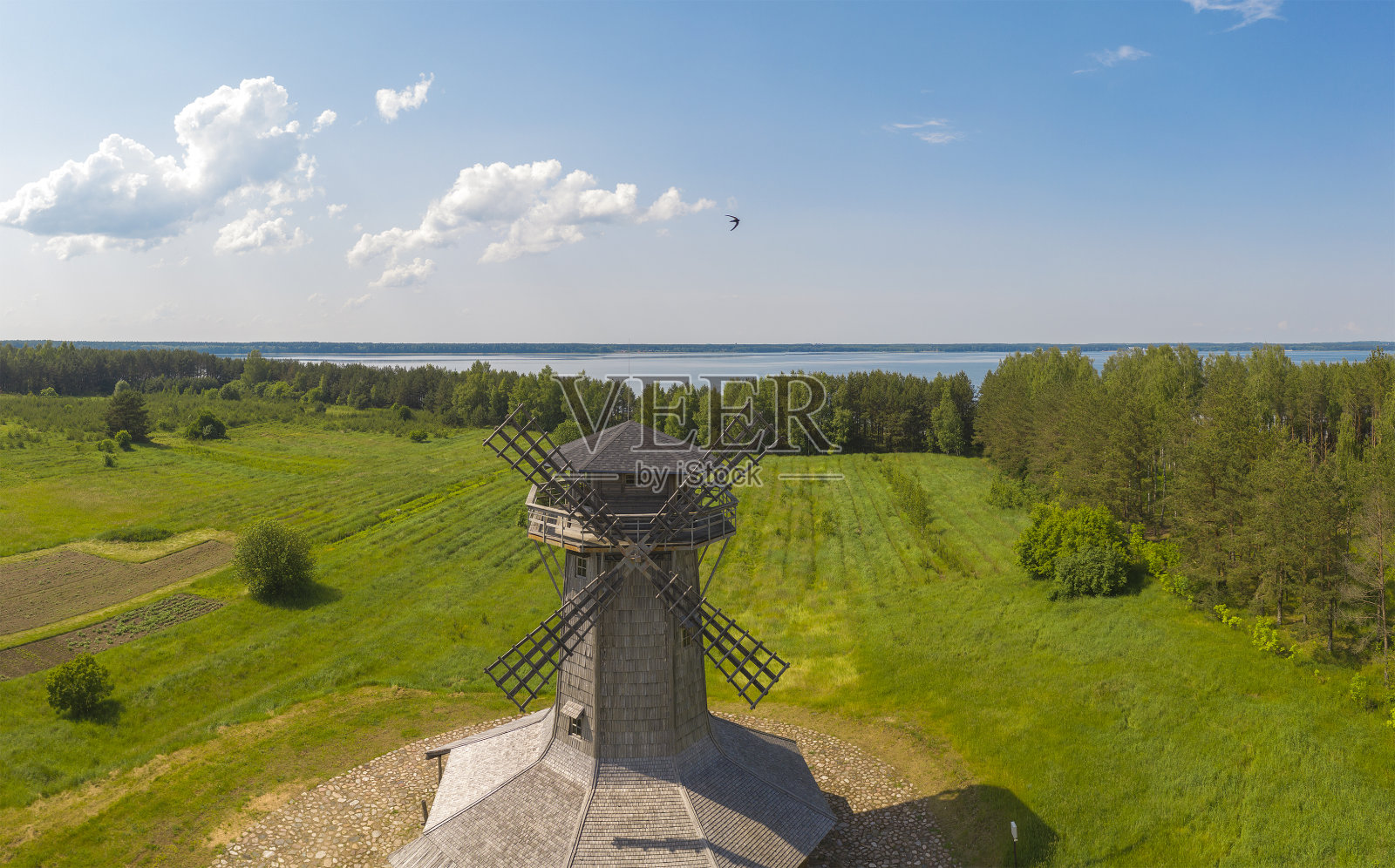 湖边的老风车。照片摄影图片