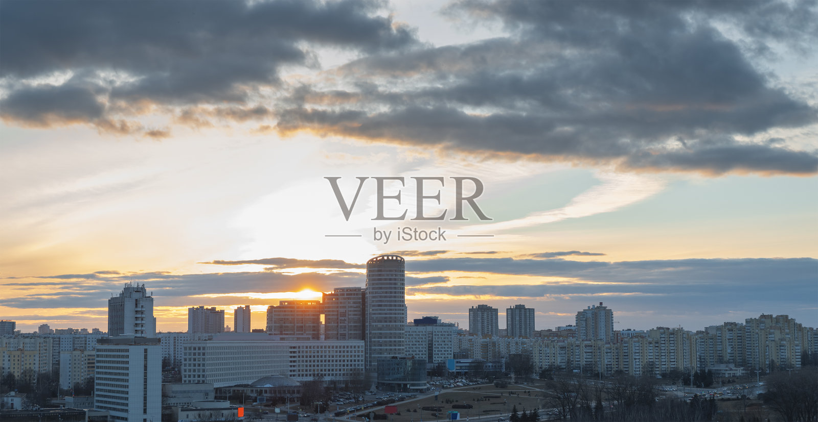 日落时明斯克的屋顶照片摄影图片