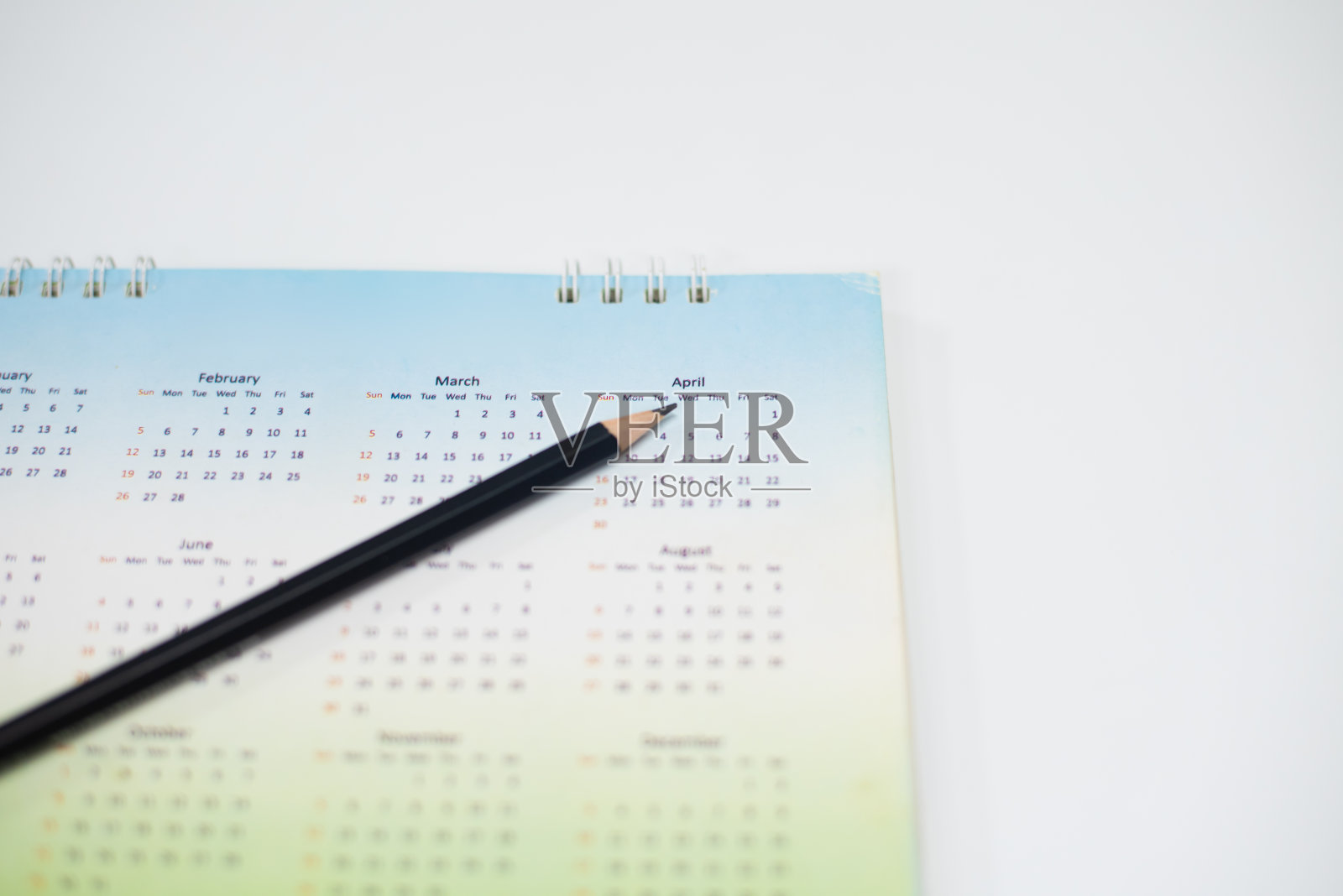 用白色调拉近绿色日历。照片摄影图片