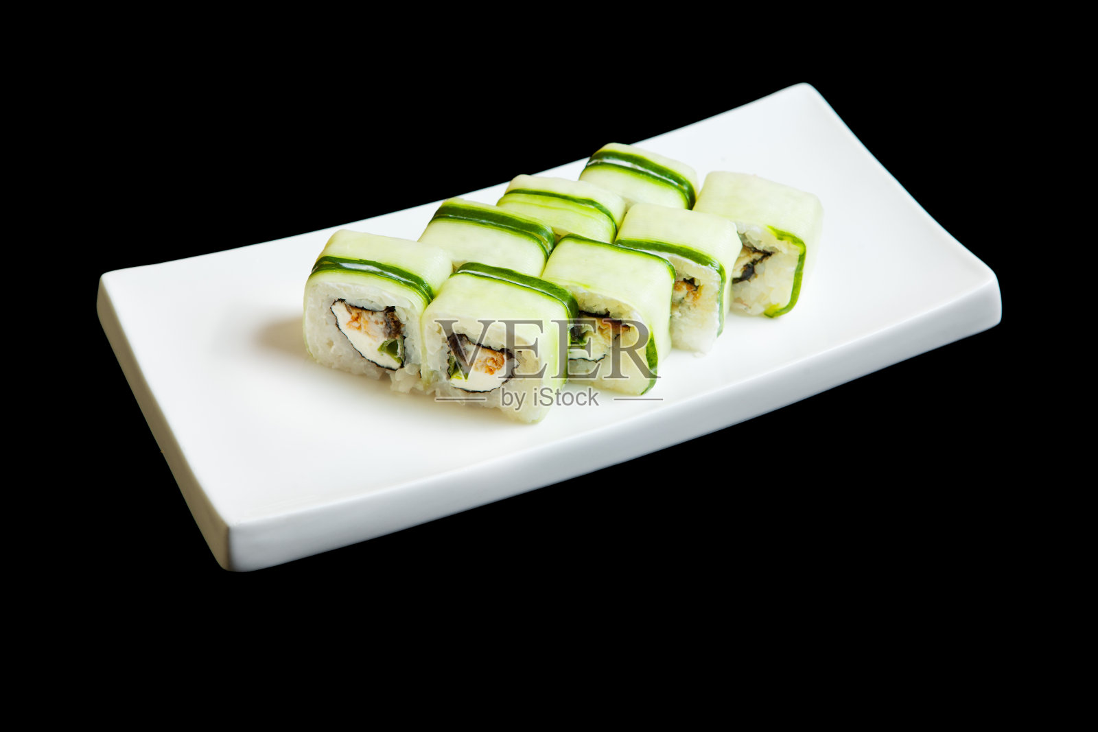 黄瓜卷与虾和奶油芝士特写在一个白色的盘子。照片摄影图片