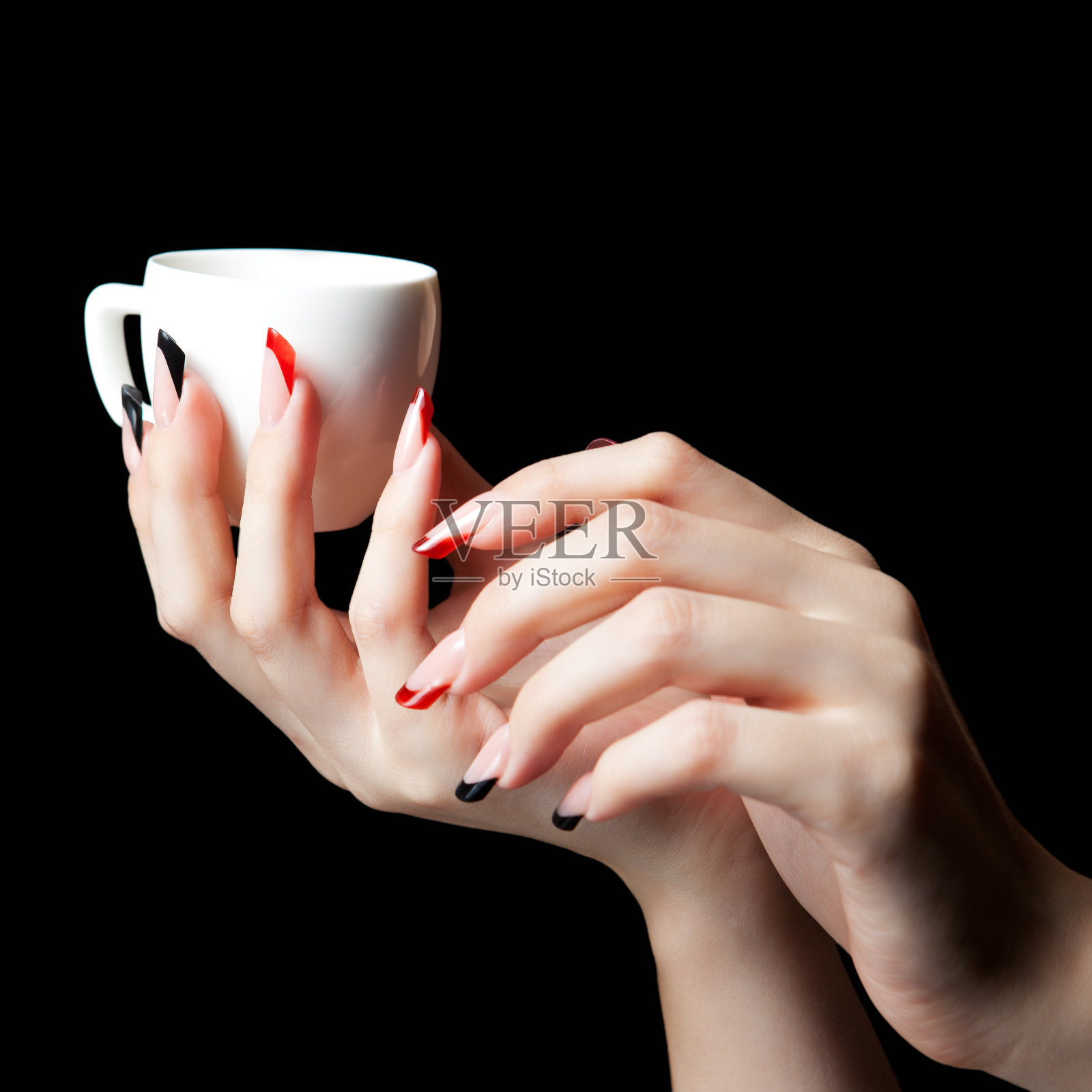 女人手里拿着一杯咖啡照片摄影图片