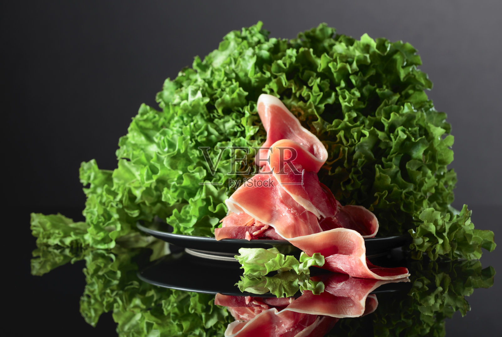 意大利火腿和新鲜生菜沙拉。照片摄影图片