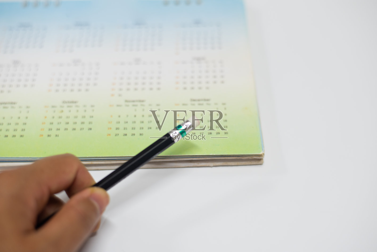 用白色调拉近绿色日历。照片摄影图片