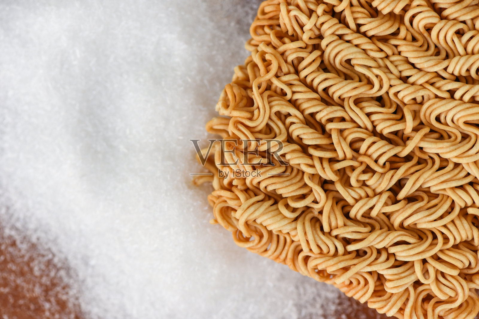 方便面上的调味味精，面条泰国垃圾食品或快餐饮食不健康吃味精的概念照片摄影图片