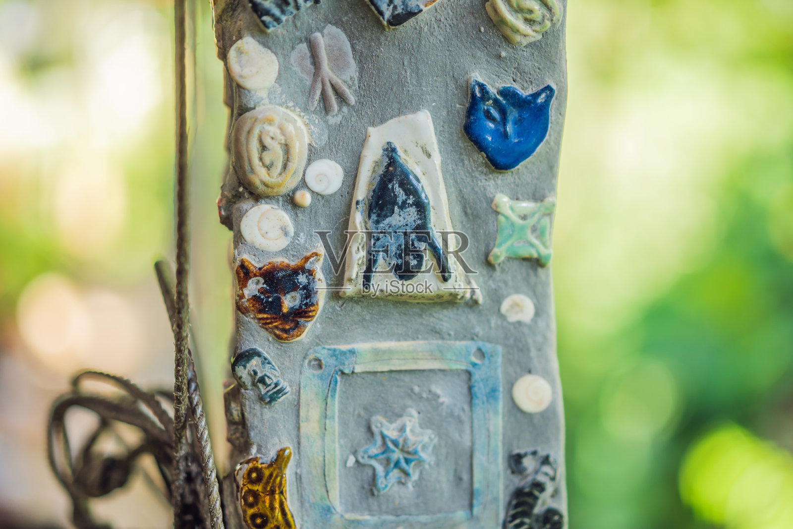 特写泰式陶器和棕色纹理背景墙的内部或外部装饰照片摄影图片