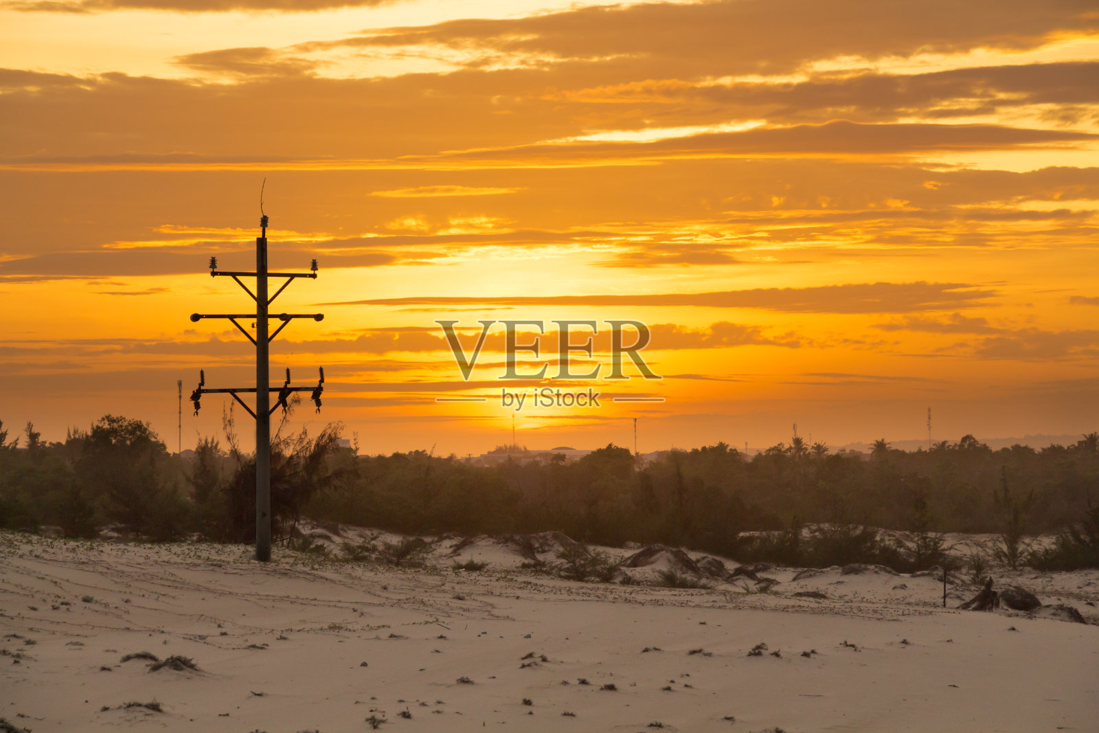 日落时的电力塔照片摄影图片