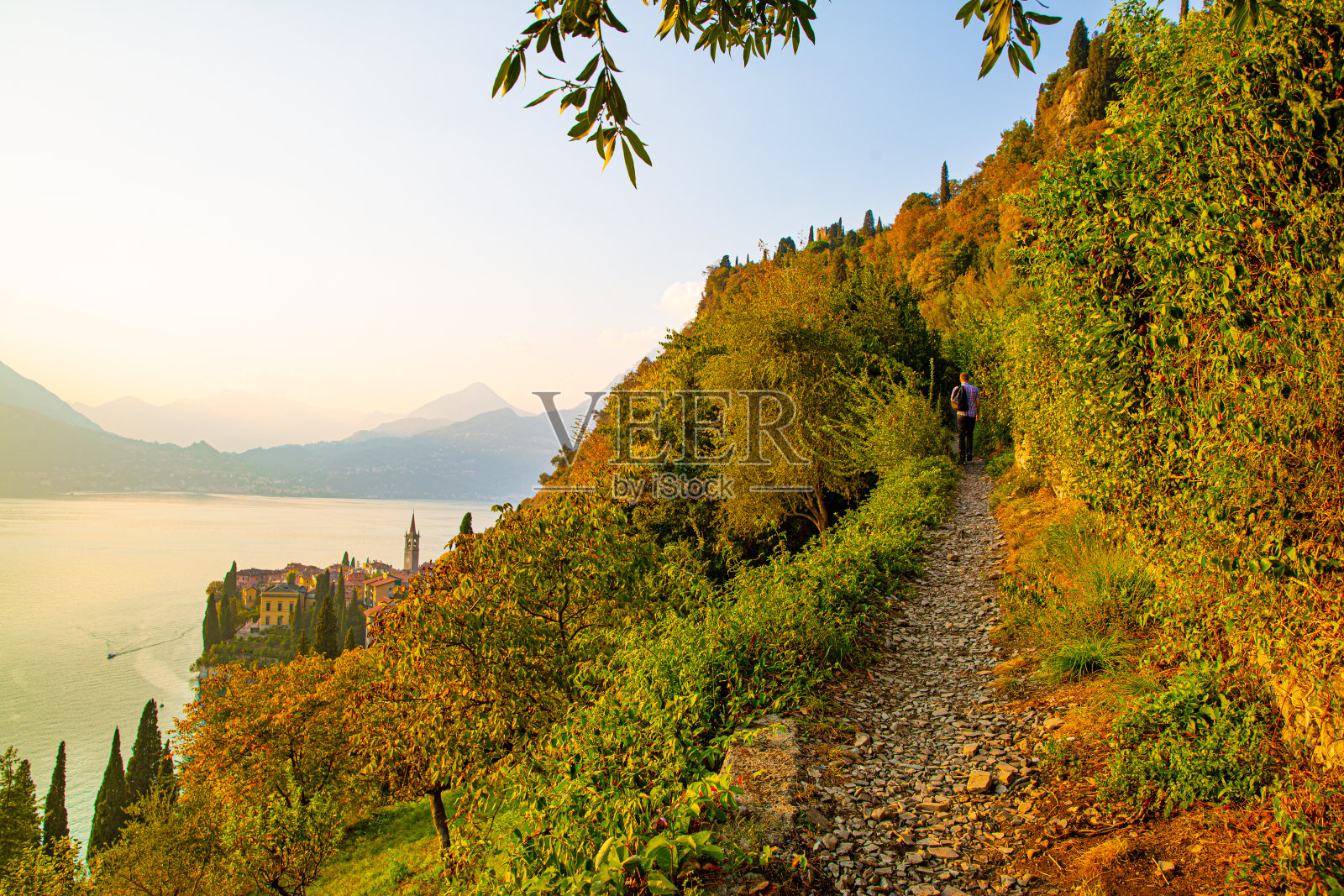 湖畔岸线风景优美，初秋美景秀丽。照片摄影图片