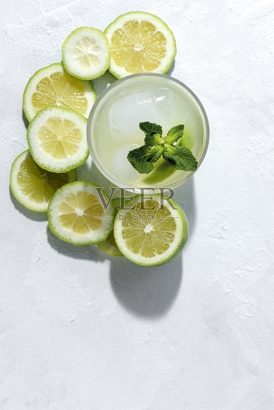 清凉的自制柠檬水加冰和薄荷照片摄影图片