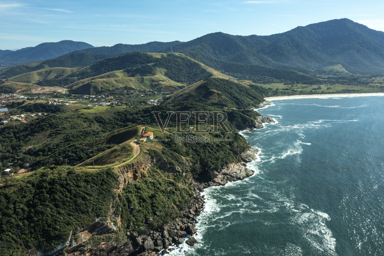 海洋和岩石。海浪和岩石海岸的鸟瞰图。照片摄影图片