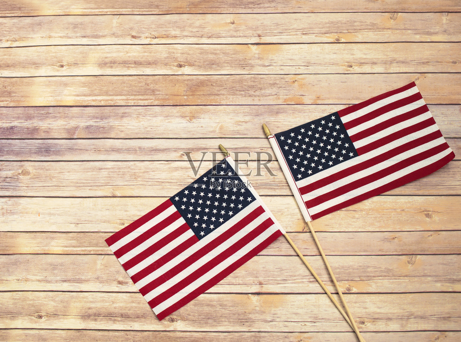 木制背景上的两面美国国旗照片摄影图片