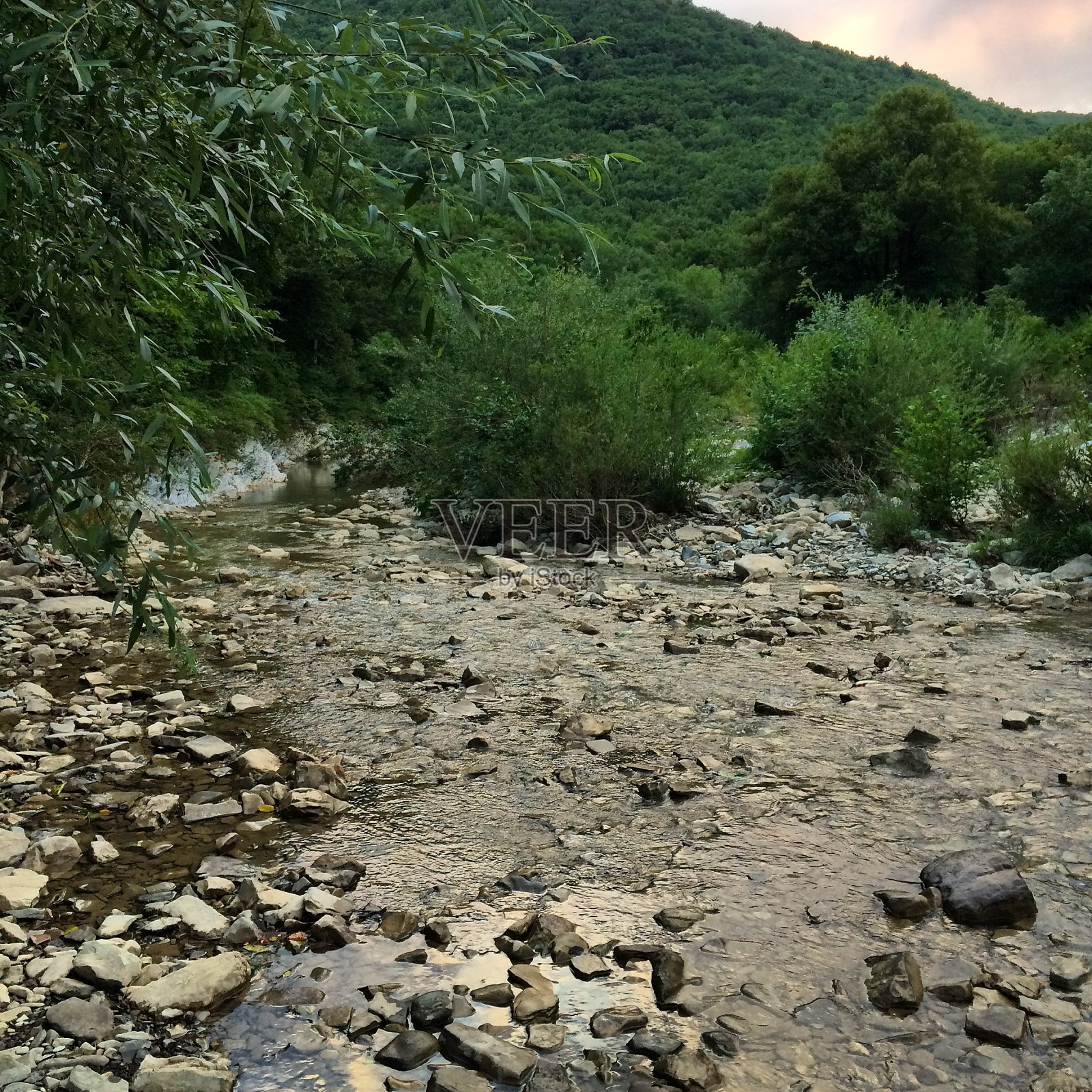 高加索山脉的一条河流照片摄影图片