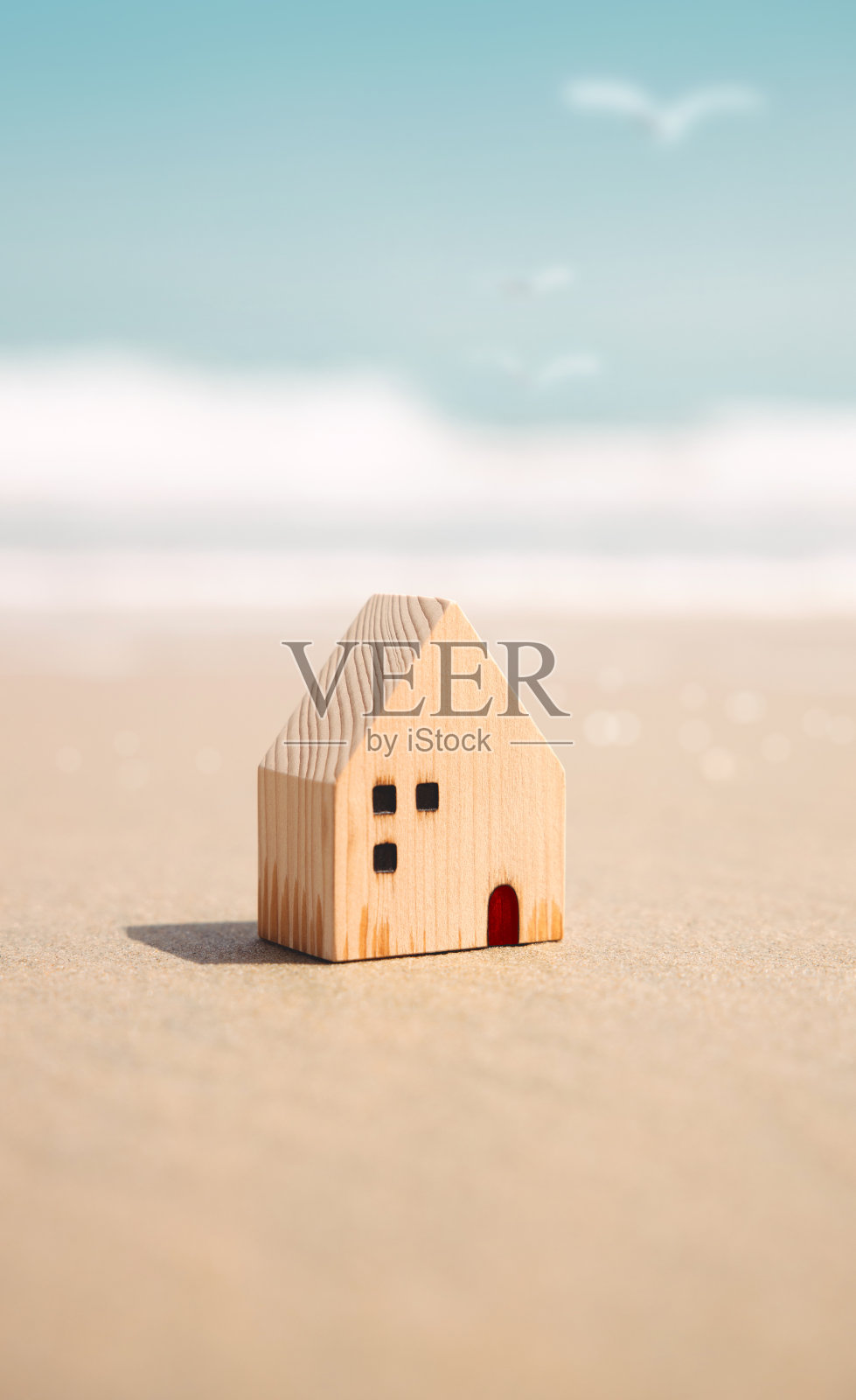 海滨别墅的概念。沙滩上的迷你木屋。度假或退休生活的目的地。夏天阳光灿烂的日子。隐喻的照片照片摄影图片