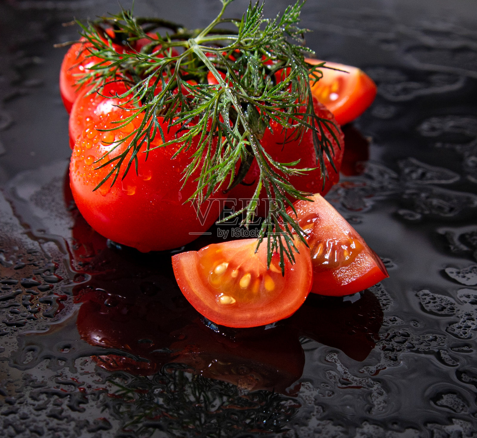 黑色玻璃上沾着莳萝水滴的番茄，水渍，特写，复制空间，模板，照片摄影图片
