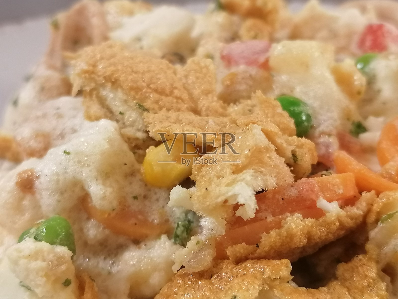 从烤箱里拿出来的炒鸡蛋和蔬菜照片摄影图片