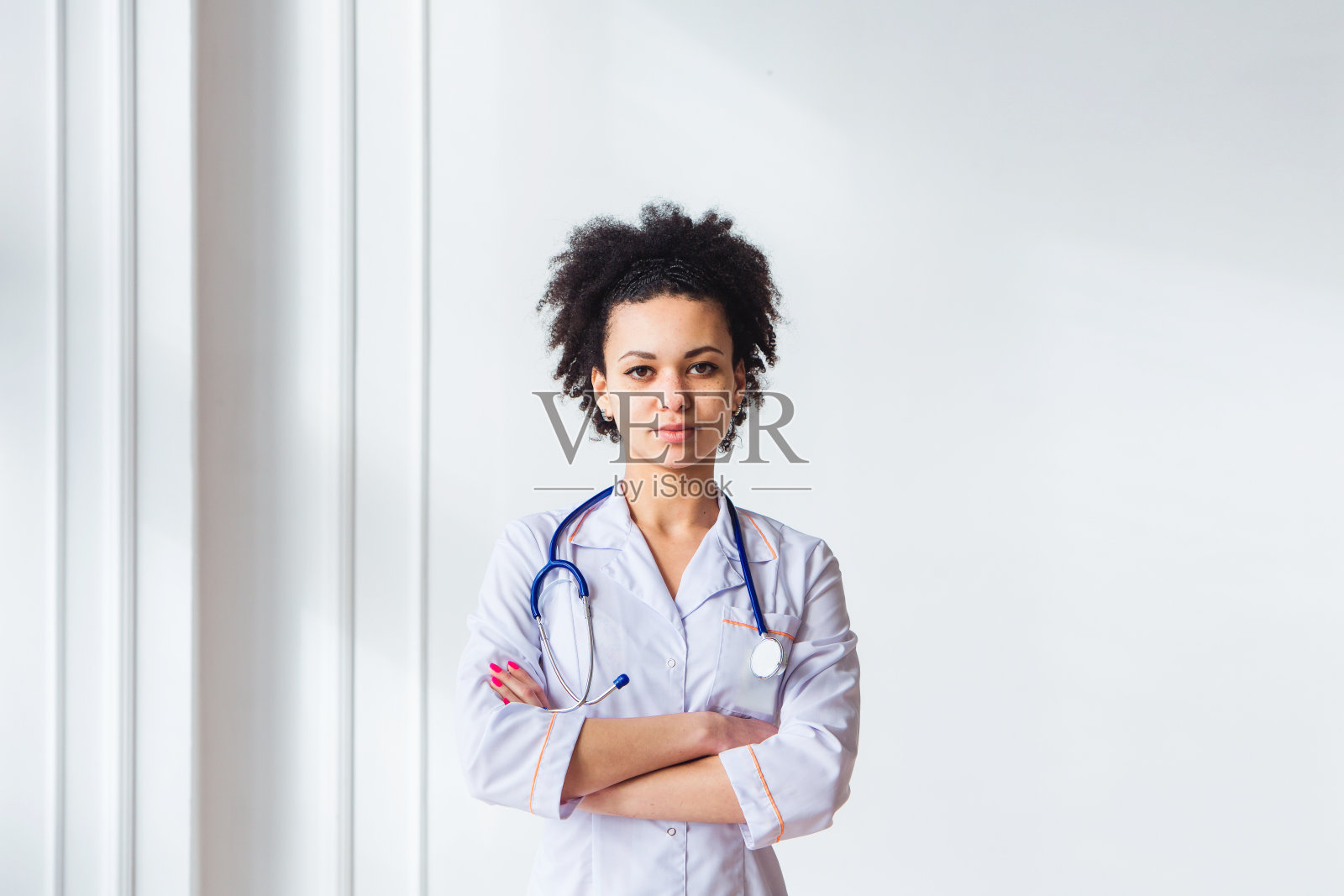 医生看着摄像机照片摄影图片